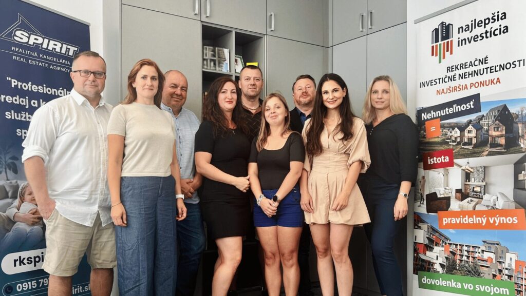 Spoločná fotografia tímu realitnej kancelárie RK Spirit v Liptovskom Mikuláši